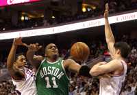 Glen Davis, de los Celtics de Boston (11), durante el juego contra Filadelfia