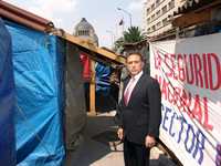 El director general del ISSSTE, Miguel Ángel Yunes, durante un recorrido por avenida de la República, donde está el plantón de maestros