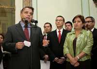 El ministro cubano Felipe Pérez Roque y la secretaria de Relaciones Exteriores de México, Patricia Espinosa, durante la conferencia de prensa conjunta que ofrecieron ayer en La Habana