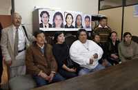 Jorge Morett, Telésforo Avilés, María de Jesús Álvarez, Marcelo Franco, Ana María Ramírez, Álvaro González, Rita del Castillo y Javier Velázquez, familiares de los estudiantes mexicanos atacados durante el bombardeo de Colombia en Ecuador, durante una conferencia de prensa realizada en la Asociación de Derechos Humanos en Quito