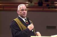 Barack Obama tomó ayer distancia del pastor de su iglesia, Jeremiah Wright, quien afirmó que el "terrorismo" estadunidense provocó los atentados del 11 de septiembre de 2001. El senador por Illinois trató así de apaciguar una controversia sobre los dichos del reverendo, quien agregó que "los negros deberían cantar Dios condene a Estados Unidos" como protesta por el trato que reciben. En la imagen, el religioso de la controversia