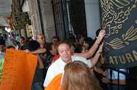 Momento del bloqueo por parte de trabajadores en las oficinas de la Asamblea Legislativa ubicadas en la Plaza de la Constitución