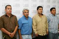 El ex presidente municipal de Chiapa de Corzo, José Francisco Molina Moreno (de bigote), a su derecha Donaciano Ruiz, ex tesorero municipal, así como Guillermo Ramón Antonio Nangulari Mundo y Mauro Hernández Pérez, ex supervisores de Obras Públicas del ayuntamiento