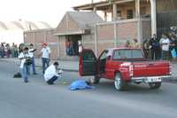 Un grupo de sicarios ultimó este domingo a Víctor Jesús Velázquez Galindo, de 29 años, en la calle Patria de la colonia Toledo Corro de Culiacán, Sinaloa. Peritos de la Procuraduría General de Justicia del estado encontraron casquillos de pistolas calibres 380 y 9 milímetros