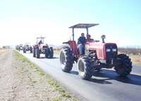 A bordo de tractores, maquinaria pesada, autobuses y automóviles particulares, miles de campesinos acudieron al sepelio del dirigente de la Organización Agrodinámica Nacional, Armando Villareal Marta, de cuyo asesinato (perpetrado el viernes) responsabilizaron a los gobiernos federal y estatal