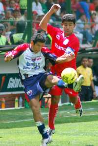 El escarlata Antonio Naelson (derecha) fue sustituido por José Pekerman al minuto 76