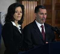 David Paterson, nuevo gobernador de Nueva York tras la renuncia de Eliot Sptizer por un escándalo sexual, declaró ayer en rueda de prensa que su matrimonio con Michelle Paige (quien lo acompaña en la imagen), ha pasado por momentos de crisis ahora superados, pero que llevaron a ambos a caer en infidelidades