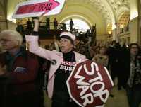 Pacifistas se manifiestan en la estación Union, ayer en Washington en la víspera de cumplirse cinco años de la guerra en Irak