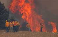 El incendio forestal que comenzó el sábado pasado en el municipio de Santiago, Nuevo León, ha dañado más de 2 mil 500 hectáreas. En la imagen, la conflagración que el lunes pasado destruyó 34 hectáreas en el municipio de Arteaga, Coahuila