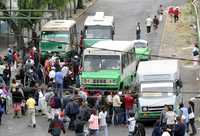 Ayer, cientos de personas resultaron afectadas por la suspensión del servicio del Metro, de Tlatelolco a Indios Verdes, debido a una falla mecánica. En la imagen, usuarios intentan abordar microbuses sobre la calle Manuel González para continuar el traslado a sus destinos