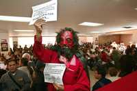 Protesta durante la conferencia de prensa convocada ayer por el SITUAM