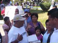 Militantes perredistas, cerca de una de las cuatro casillas instaladas en la cabecera municipal de Villaflores, Chiapas, durante la votación para elegir dirigentes nacional y estatal del PRD en esa entidad