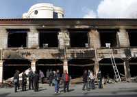 Residentes en Lhasa reunidos frente a un edificio incendiado durante las protestas en las que según tibetanos han muerto 140 personas, cifra que rechazan autoridades chinas, que hablan de 13 víctimas mortales