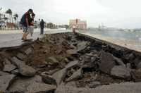 Las fuertes rachas de viento de norte y el oleaje provocaron hundimientos en  unos 50 metros del bulevar Ávila Camacho, en el puerto de Veracruz. También cayeron algunos anuncios espectaculares en la zona conurbada Veracruz-Boca del Río