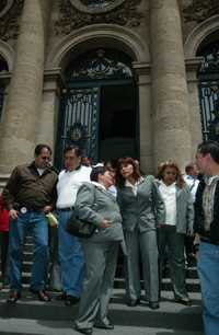 Integrantes del Sindicato de Trabajadores de la Asamblea Legislativa durante una de sus movilizaciones  afuera del recinto de Donceles y Allende