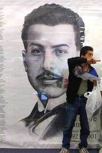 Efigie del poeta Ramón López Velarde (1888-1921), en la Feria Internacional del Libro (FIL) de Guadalajara, en 2002