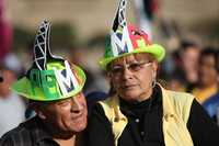 Una pareja porta sombreros con la palabra Pemex, durante la concentración en defensa del petróleo, encabezada por Andrés Manuel López Obrador, el pasado 18 de marzo en el Zócalo capitalino