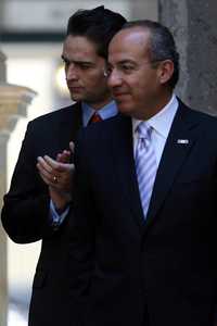 El presidente Felipe Calderón Hinojosa en Palacio Nacional, durante el homenaje a Benito Juárez, en el 202 aniversario del natalicio del Benemérito de las Américas. Atrás, el secretario de Gobernación, Juan Camilo Mouriño, señalado por su presunta participación en tráfico de influencias