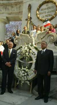 José Agustín Ortiz Pinchetti y Andrés Manuel López Obrador durante la guardia de honor en el Hemiciclo a Juárez