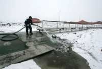 Habitantes de la base argentina de Marambio, en la Antártida, pese a estar rodeados por agua racionan el líquido como si estuvieran en el desierto. En verano extraen con tubos el elemento de una laguna artificial y en invierno derriten la nieve