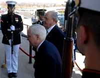 El ministro de Defensa brasileño, Nelson Jobim (derecha) es recibido por el secretario Robert Gates al llegar a su reunión en el Pentágono