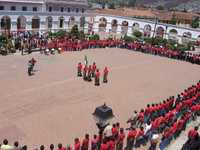 Integrantes del grupo evangélico Ejército de Dios, durante la marcha en la ciudad de San Cristóbal de las Casas, donde se manifestaron por la libertad de culto, rindieron homenaje a Benito Juárez y honores a los símbolos patrios en el parque de los Arcos, situado atrás del palacio municipal