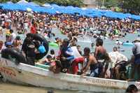 La playa de Caletilla, en Acapulco, luce atestada de turistas por el periodo vacacional de Semana Santa