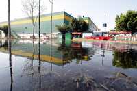 Una fuga de agua se presenta en el camellón de la avenida Zaragoza, a la altura del Metro Tepalcates, sin que haya sido reparada