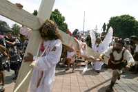 Los flecos de su larga y roja cabellera le cubrían parte del rostro. No era emo, pero lo crucificaron