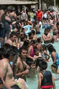 La playa artificial de San Juan de Aragón estuvo repleta en este Sábado de Gloria