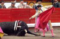 El colombiano César Rincón se llevó la tarde al cortarle dos orejas al toro Amigo, de Rancho Seco, ayer, durante el mano a mano contra Rodolfo Rodríguez, El Pana, en la Plaza de Toros de Apizaco, Tlaxcala