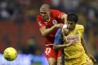 En su regreso a la zaga americanista, el argentino Sebastián Domínguez marcó a su compatriota Christian Giménez, quien anotó el único gol del partido