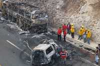 Los cinco ocupantes de una camioneta Cadillac (dos adultos y tres menores) murieron ayer al estrellarse contra la parte trasera de un autobús que estaba estacionado en el kilómetro 242 de la Autopista del Sol. El choque produjo un incendio y las víctimas quedaron calcinadas