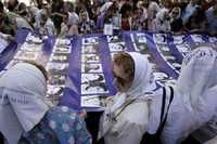 Las Madres de Plaza de Mayo marcharon ayer en Buenos Aires, y a su paso despleagaron una bandera con fotografías de víctimas de la dictadura militar que se instauró en Argentina tras un golpe de Estado perpetrado el 24 de marzo de 1976