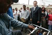 El jefe de Gobierno, Marcelo Ebrard, observa trabajar a un afilador durante la visita que realizó al pueblo de San Pablo Tepetlapa para inaugurar obras del Programa de Mejoramiento Barrial