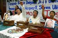 Marcelo Franco, Álvaro González y Ana María Ramírez, padres de los jóvenes universitarios asesinados en el ataque del ejército colombiano contra las FARC, durante el homenaje que se les rindió ayer en la Facultad de Filosofía y Letras