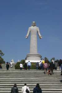 El párroco de la iglesia de San Francisco de Asís, Alfonso Romero Ruiz, solicitó apoyo al gobierno de Hidalgo y a empresarios para un proyecto ecoturístico-religioso en el cerro de Santa Apolonia, donde se encuentra una estatua de Cristo Rey