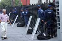 Ayer se incrementó el número de agentes de la Policía Federal Preventiva que resguardan el Palacio Legislativo de San Lázaro, hecho que ha provocado inconformidad entre los diputados federales