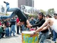 Muchachos identificados con alguno de los diferentes grupos sociales urbanos se dieron cita en la glorieta de la  estación Insurgentes del Metro, para participar en el foro Por la libertad de ser joven, vive y deja vivir