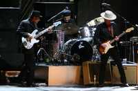 Tony Garnier, George Recile y Bob Dylan. Se estima que asistieron entre 20 mil y 35 mil personas al concierto