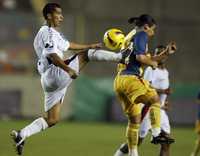 Jorge Huamán, de la Universidad San Martín, disputa el balón con Salvador Cabañas, del América, durante el juego de ayer