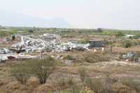 El gobierno de Nuevo León terminó de expulsar a los habitantes de la colonia Nueva Castilla, municipio de Escobedo, para construir viviendas de interés social. En la imagen se observan restos de casas derribadas o incendiadas sin previo juicio