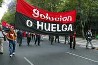 Integrantes del SUTIN durante la marcha que realizaron del Parque Hundido a la Secretaría de Energía