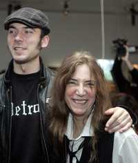 Patti Smith con su hijo Frederick, ayer, durante el anuncio de su muestra Land 250, que hoy se inaugura en la Fundación Cartier para el Arte Contemporáneo, de París