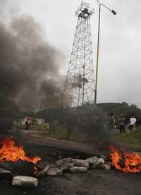 Quema de neumáticos en el bloqueo de la carretera que lleva a la planta de Yacimientos Petrolíferos Fiscales Bolivianos en Camiri