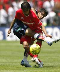 Pese a ganar la posesión del balón, el choricero Manuel Maciel (al frente) es obstruido por el regio William Paredes