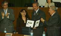 Mauricio Hernández, subsecretario de Prevención y Promoción de la Salud, y José Ángel Córdova, secretario de Salud, durante la cancelación del timbre conmemorativo del Día Mundial de Lucha contra la Tuberculosis, en el Centro Médico Nacional Siglo XXI