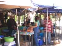 Federico Estrada (de sombrero), atiende el puesto de mariscos de su esposa, Karla Sandoval Olivarría, presa por presunta venta ilegal de camarón en el tianguis del malecón del río San Pedro, en la cabecera municipal de Tuxpan