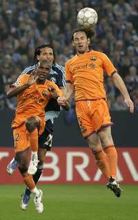 Gabriel Milito (derecha) y Eric Abidal, ambos del Barcelona, se adelantan en la jugada a Kevin Kuranyi, del Schalke