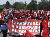 Miles de seguidores de Antorcha Popular marcharon ayer al ayuntamiento de Texcoco para exigir que se autorice el cambio de uso de suelo en 40 hectáreas, donde pretenden construir 25 mil viviendas y vender lotes de 120 metros cuadrados en 56 mil pesos cada uno